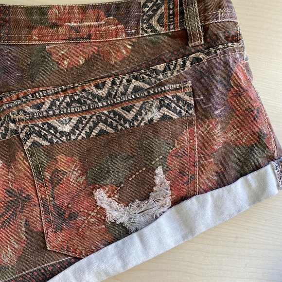 BILLABONG Red Floral Distressed Denim Shorts Sz 10 - Picture 5 of 9